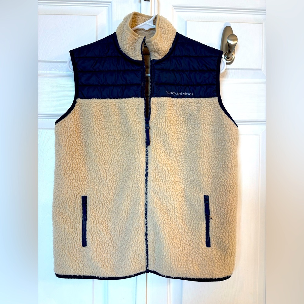 Perfect condition boys Sherpa vineyard vines vest!
Size 18
